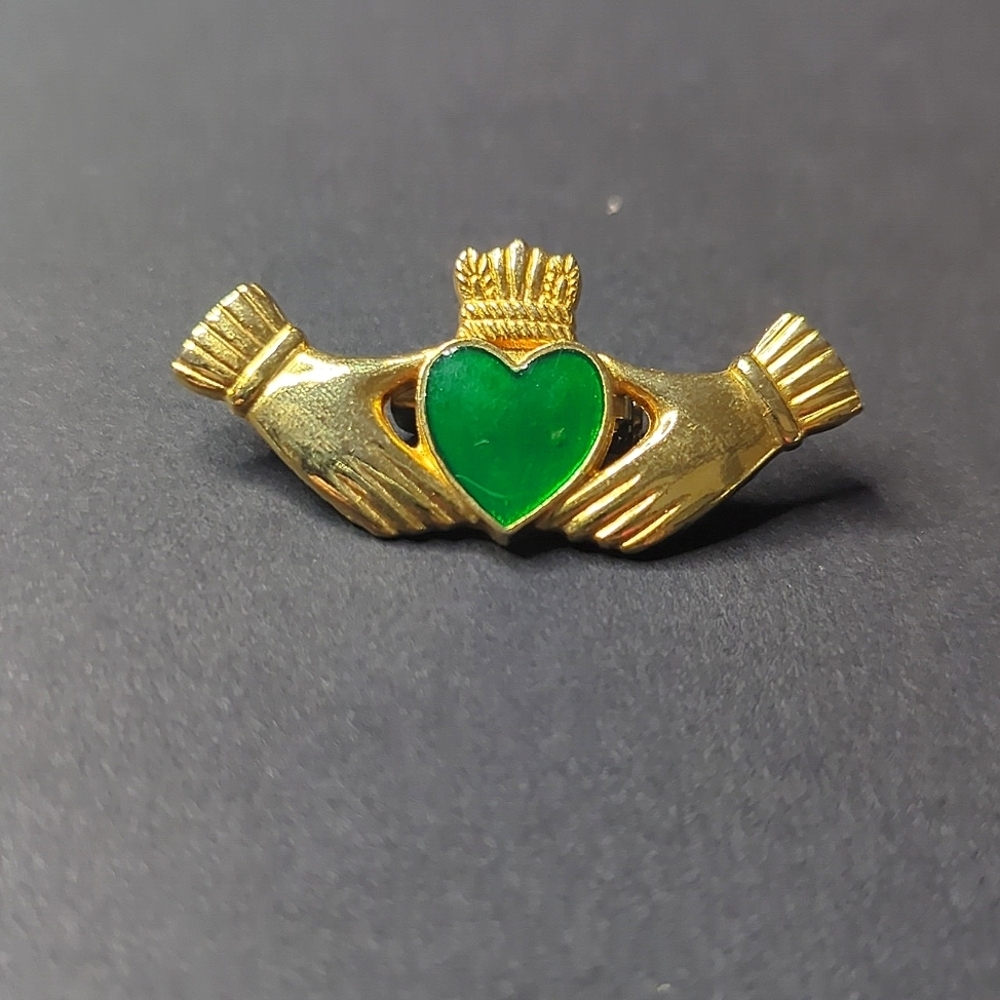 ❤️5/$25  EUC Vintage Claddagh Emarald and Gold Brooch Pin